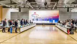 Symbolische Demonstration in der Synodalversammlung nach der Aussprache zu aktuellen Entscheidungen des Vatikans in Personalfragen / © Synodaler Weg/Maximilian von Lachner (SW)