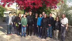 Kardinal Woelki und die Pilgergruppe in Tabgha / &copy; Fink