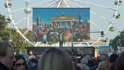 In Berlin feiern die Menschen den Tag der Deutschen Einheit. / &copy; J&ouml;rg Carstensen (dpa)