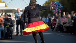 Frau mit Deutschland-Rock. / &copy; J&ouml;rg Carstensen (dpa)