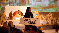 "Silence"-Schild / &copy; Mercedes Herran (KNA)