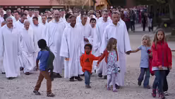 Die Br&uuml;der der Gemeinschaft von Taiz&eacute; / &copy; Alexander Br&uuml;ggemann (KNA)