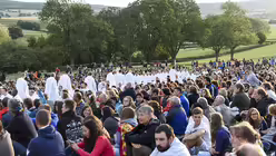 Abendgebet im Freien in Taiz&eacute; / &copy; Alexander Br&uuml;ggemann (KNA)