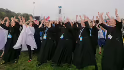 Gemeinsames Tänzchen zum Weltjugendtags-Lied / © Veronika Seidel Cardoso (DR)