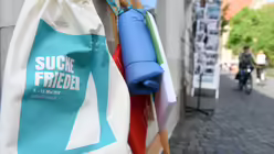 Tasche, Isomatte und Sitzkissen – die wichtigsten Dinge auf einem Katholikentag / © Caroline Seidel (dpa)