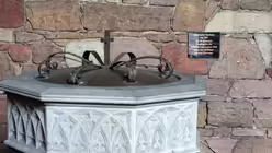 St. Annakirche: Der neugotische Taufstein aus der alten Kirche / &copy; Marcel Krombusch (DR)