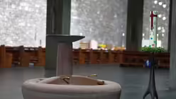 St. Annakirche: Taufstein, gestaltet von Rudolf Schwarz / &copy; Marcel Krombusch (DR)