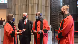 Teambesprechung im Eingangsbereich. / &copy; Beatrice Tomasetti (DR)