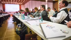 Teilnehmer beim Auftakt der Beratungen der Synodalversammlung am 31. Januar 2020 / &copy; Harald Oppitz (KNA)