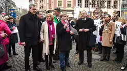 Teilnehmer der Synodalversammlung und Demonstranten / © Harald Oppitz (KNA)