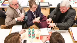 Teilnehmer im Gespr&auml;ch beim Auftakt der Beratungen der Synodalversammlung am 31. Januar 2020 / &copy; Harald Oppitz (KNA)