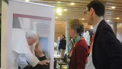 Teilnehmer vor einem Plakat mit Don Luigi Giussani / &copy; Beatrice Tomasetti (DR)