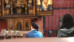 Teilnehmerinnen bei einem Maria 2.0-Gottesdienst am 2. Oktober 2021 im Dom Sankt Bartholomäus in Frankfurt / © Julia Steinbrecht (KNA)