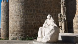 Statue der Hl. Teresa vor der Stadtmauer Ávilas / © Ovidio Aldegunde