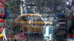 Souvenir-Läden voller Andenken. Kalkutta bereitet sich auf den Gebutstag vor.  / © Piyal Adhikary (dpa)