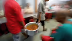 Freiwillige tragen Lebensmittel ins Sterbehaus "Nirmal Hriday" in Kalkutta - auch die "Stätte des reinen Herzens" genannt.  / © Piyal Adhikary (dpa)