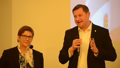 Tim-O. Kurzbach dankt der Referentin Dr. Claudia L&uuml;cking-Michel. / &copy; Tomasetti (DR)