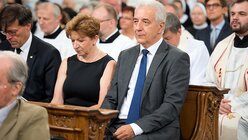 Ministerpräsident von Sachsen, Stanislaw Tillich (CDU) und seine Frau Veronika zu Gast bei der Amtseinführung des neuen Bischof von Dresden-Meißen / © Arno Burgi (dpa)