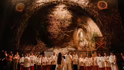 Tobias Schwaderlapp segnet die Ministranten / © Luis Rüsing