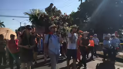 Tobias Schwaderlapp trägt die Gottesmutter-Statue / © Katharina Geiger (DR)