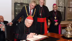 Kardinal Scola tr&auml;gt sich ins Goldene Buch der Stadt K&ouml;ln ein / &copy; Boecker