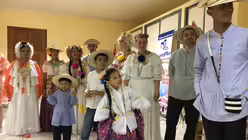 Traditionelle Kleidung beim Abend der Kulturen mit Matthäus Hilus / © Katharina Geiger (DR)