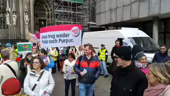 Transparent mit der Aufschrift "Jesus trug weder Prada noch Purpur" / &copy; Oliver Kelch  (DR)