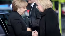 Angela Merkel und Hannelore Kraft vor dem Trauergottesdienst / © Oliver Berg (dpa)
