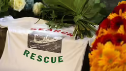 Trauerfeier f&uuml;r Rupert Neudeck / &copy; Oliver Berg (dpa)