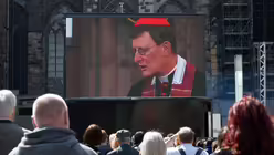 Leinwand vor dem Dom (dpa)