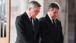 Bundesinnenminister Thomas de Maiziere (l, CDU) und Bundesau&szlig;enminister Sigmar Gabriel (SPD) in Speyer vor dem Sarg Kohls. (dpa)