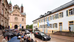 Vor dem Dom zu Speyer  (dpa)