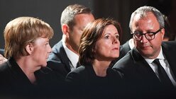 Bundestagspräsident Norbert Lammert (l-r), Bundeskanzlerin Angela Merkel (CDU) und die rheinland-pfälzische Ministerpräsidentin Malu Dreyer (SPD) (dpa)
