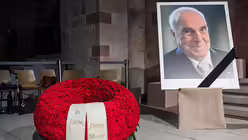 Der Trauerkranz der Witwe Maike Kohl-Richter mit einer Schleife mit der Aufschrift "in Liebe Deine Maike" (dpa)