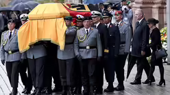 Nach dem Pontifikalrequiem (dpa)