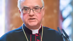 In seiner Rede sprach Koch &uuml;ber den Besuch eines Fl&uuml;chtlingslagers in Berlin (dpa)