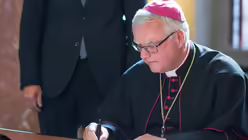 Erzbischof Koch unterschreibt die Urkunde &uuml;ber seinen staatlichen Treueeid (dpa)