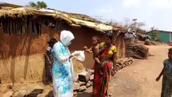 Triveni Acharya, die Gr&uuml;nderin der "Rescue Foundation", mit der BONO zusammenarbeitet, bei der Nahrungsmittelverteilung in einem Dorf nahe des Schutzzentrums Boisar. (BONO)