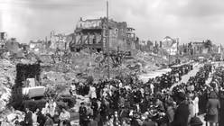 St. Annakirche: Tr&uuml;mmergottesdienst vor den Ruinen (Stadt- und Kreisarchiv D&uuml;ren)