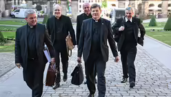 Udo Markus Bentz (l-r), Weihbischof in Mainz, Christian Würtz, Weibischof in Freiburg, Peter Birkhofer, Weihbischof in Freiburg, Stephan Burger, Erzbischof von Freiburg, und Matthäus Karrer, Weihbischof in Rottenburg-Stuttgart / © Arne Dedert (dpa)