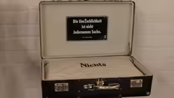 Über das Nichts, was der Tod für diesen Projektteilnehmer bedeutet, wird mit dem Inhalt dieses Koffers philosophiert.