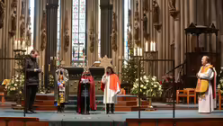 Über den ganzen Tag verteilt treten die Sternsinger der Domsingschule in allen Dommessen - hier mit Domdechant Kleine - auf. / © Beatrice Tomasetti (DR)