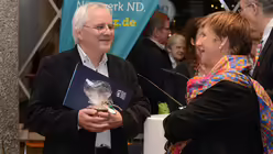 Über den Redebeitrag des Sozialethikers Walter Lesch freut sich ND-Leiterin Claudia Lücking-Michel. / © Beatrice Tomasetti (DR)
