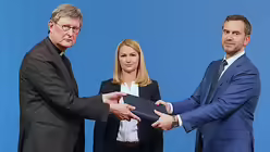 Übergabe des "Gercke-Gutachtens" an Kardinal Woelki / © Boecker (Erzbistum Köln)
