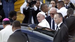 Umgeben von Sicherheitsleuten steigt der Papst ins Auto / © Arnulfo Franco (dpa)