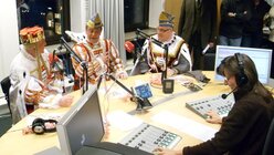 Und auch Bauer, Prinz und Jungfrau waren zu Besuch: Das Kölner Dreigestirn von 2008 im Domradio-Studio. / © DOMRADIO.DE (DR)