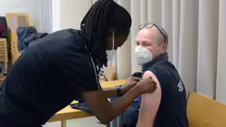 Unfallchirurgin Dr. Manyo Ikwuanusi aus dem St. Martinus-Krankenhaus in Langenfeld hat sich freiwillig gemeldet und ergänzt das Impfteam. / © Beatrice Tomasetti (DR)