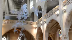 Ungewohnte Kl&auml;nge bekommen die Zuh&ouml;rer von Organist Dominik Susteck zu h&ouml;ren. Dazu passt die Installation des russisch-ukrainischen K&uuml;nstlers Aljoscha: "Biologie des Gl&uuml;cks". / &copy; Beatrice Tomasetti (DR)