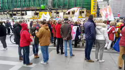 Unser DOMRADIO.DE-Redakteur Max Heck auf dem Roncalliplatz  / &copy; Oliver Kelch  (DR)