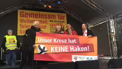 "Unser Kreuz hat keine Haken" - kirchlicher Protest gegen Hass und Ausgrenzung / &copy; Jann-Jakob Loos (DR)